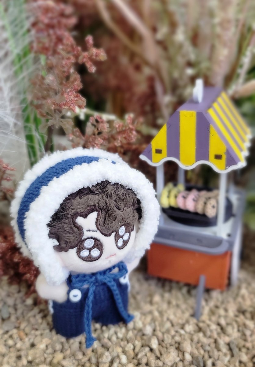 yokmangcreator's tweet photo. [소년단과 따수운 겨울나기 🌰☃️❄️🔥]

올해도 어김없이 찾아온 겨울 공작소 문을 살짝 오픈해 봅니다.(끼익~)

🔥☃️ Only RT 이벤트 : 2명

보들귀도리와 단추뽀인트 멜빵바지. 붕어빵 망태기!!  처음으로 도전해보는 두두용 겨울 용품들과 함께하세요.

판매폼 오픈 : 12월 9일 토요일 저녁9시 https://t.co/1R7xnldGGx