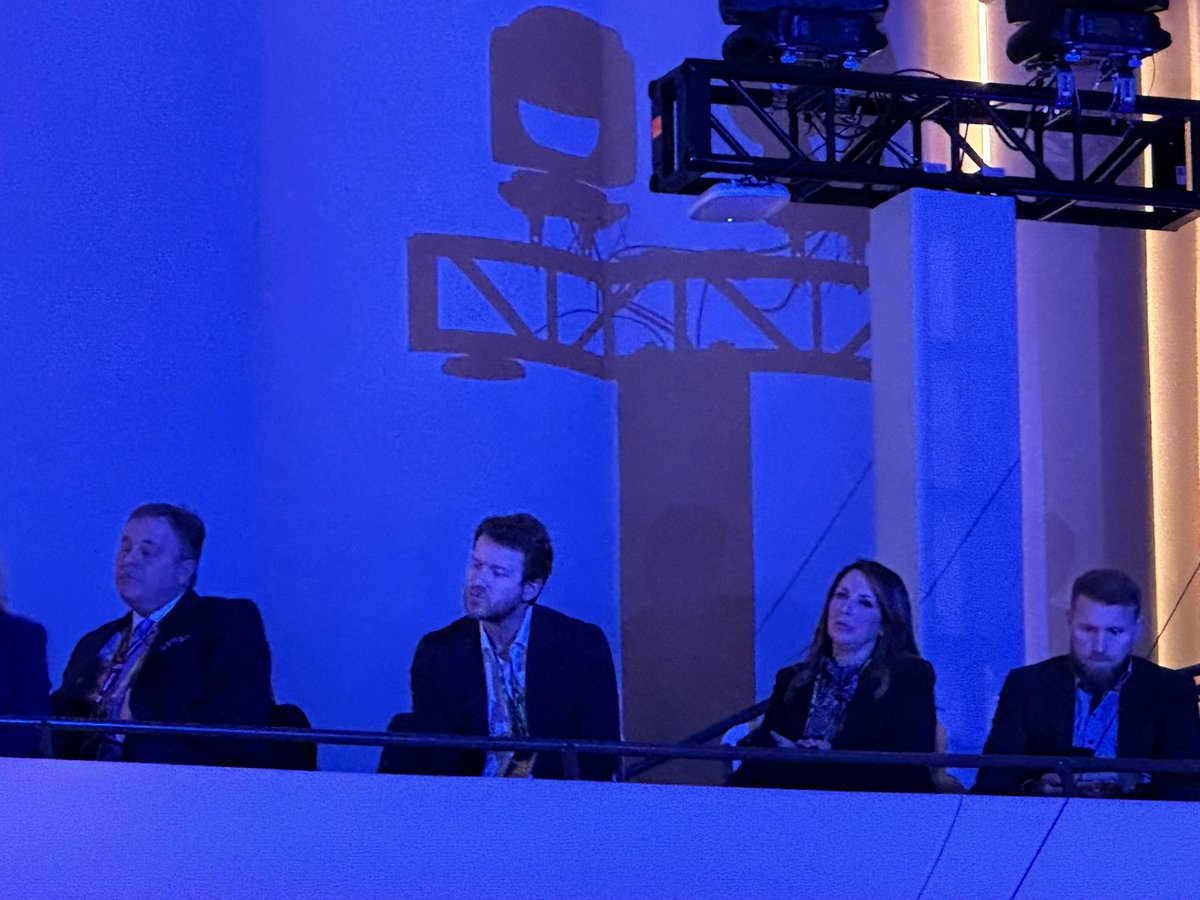 LauraLoomer's tweet photo. LMAO @VivekGRamaswamy just held up a sign that says “NIKKI IS CORRUPT”. 

Whole debate venue went crazy. People stood up and cheered. 

@GOPChairwoman looks so pissed from her balcony seat. https://t.co/Ki2lRTdaTS