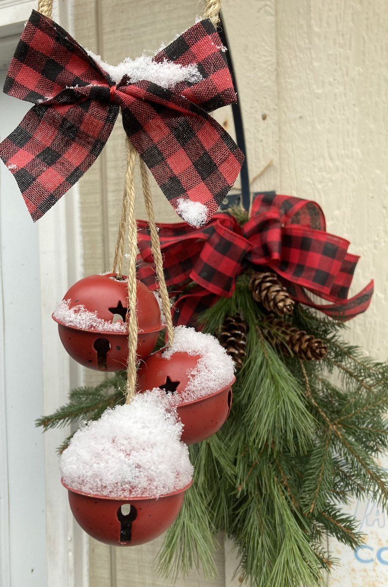 LindaWegner1's tweet photo. “#Kindness☺️is like #snow❄️-it #beautifies🤩 everything it covers.”-Khalil Gibran🤍Today we got several hours of flurries. The dusting of snow made #trees, fields and outside #Christmas decorations sparkle!✨ #Advent #Wednesdayvibe #wednesdaythought https://t.co/NuWP2EbRkK