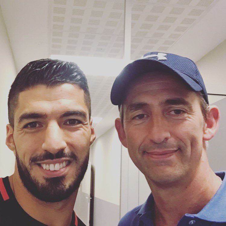 Desde que miro fútbol nunca un jugador me tapó tanto la boca como Suárez. 
Hace 4 años empecé a decir que ya no le daba para más, pero ahora tengo asumido  que va a tener 80 años y va a seguir haciendo goles.