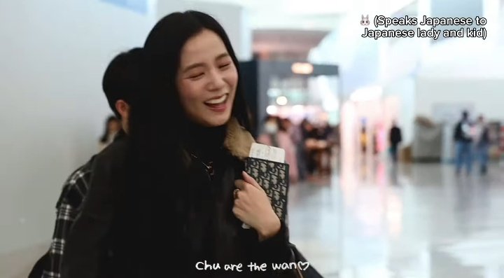 kimjs_Love's tweet photo. Not even 10 minutes with fans at the airport and she confirmed Influenza, promoted Alo, promoted Dyson, spoke in Japanese to a random lady and her son and gave tangerines to the fans, I love her so much 😭 https://t.co/zvHYri4ZKl