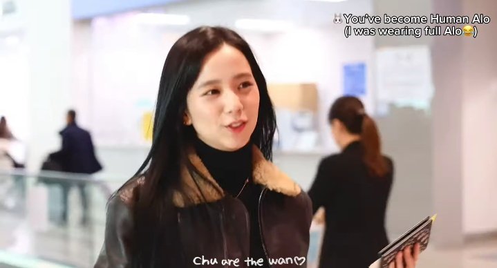 kimjs_Love's tweet photo. Not even 10 minutes with fans at the airport and she confirmed Influenza, promoted Alo, promoted Dyson, spoke in Japanese to a random lady and her son and gave tangerines to the fans, I love her so much 😭 https://t.co/zvHYri4ZKl