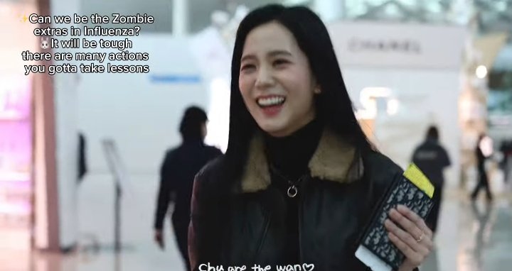 kimjs_Love's tweet photo. Not even 10 minutes with fans at the airport and she confirmed Influenza, promoted Alo, promoted Dyson, spoke in Japanese to a random lady and her son and gave tangerines to the fans, I love her so much 😭 https://t.co/zvHYri4ZKl