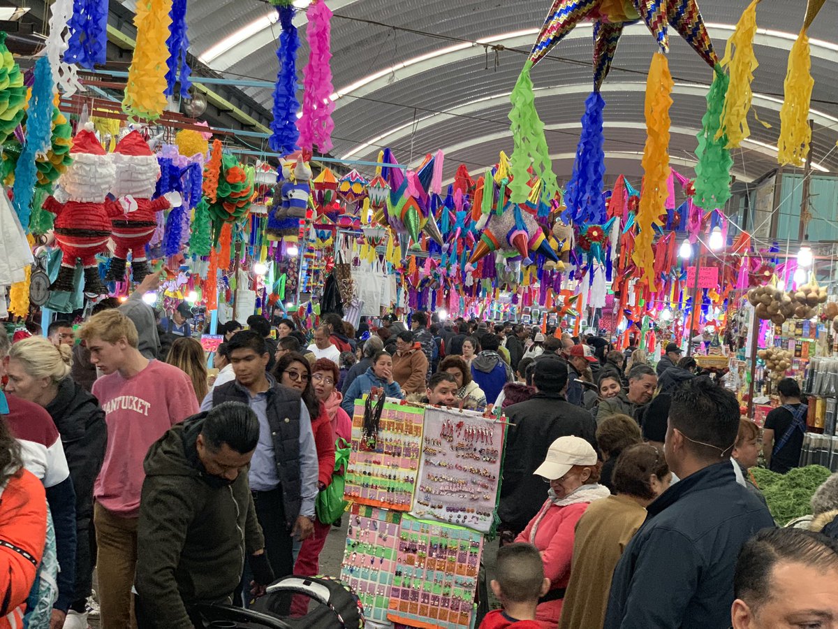 ChrisLandauUSA's tweet photo. ¡No se imaginan cuánto extrañamos el Mercado de Jamaica en estas fechas! Nos urgen unas piñatas enormes para celebrar las fiestas. 🎄 https://t.co/OmJUGbxsG5