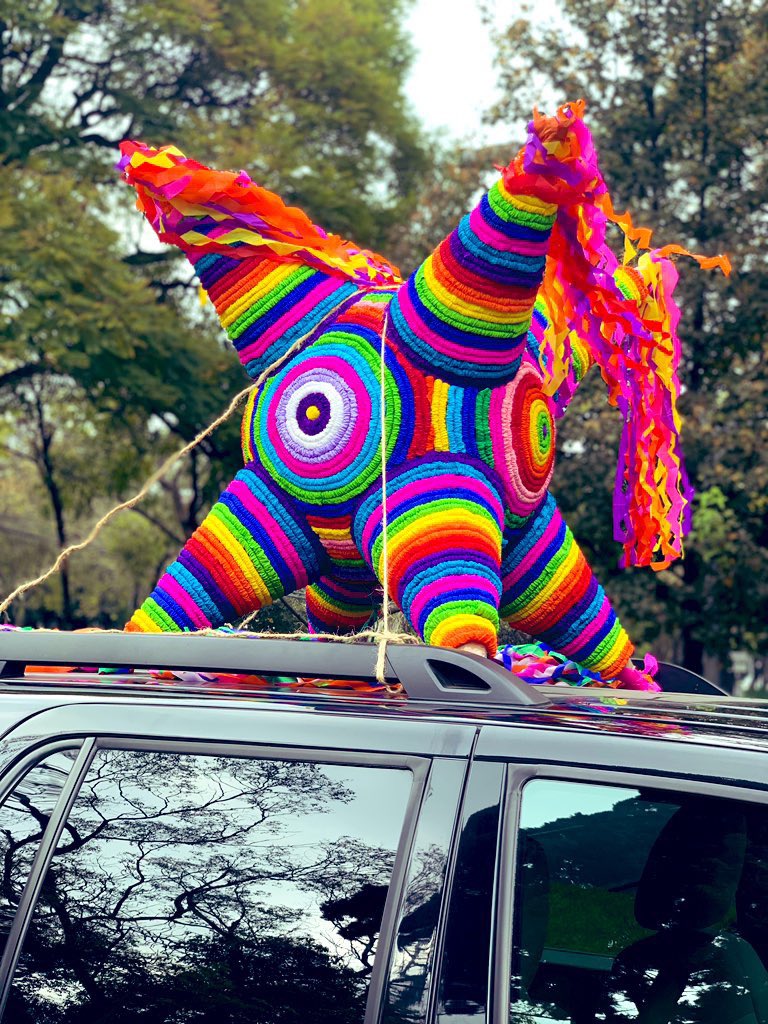 ChrisLandauUSA's tweet photo. ¡No se imaginan cuánto extrañamos el Mercado de Jamaica en estas fechas! Nos urgen unas piñatas enormes para celebrar las fiestas. 🎄 https://t.co/OmJUGbxsG5