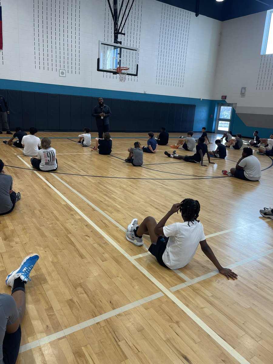 nolimit_smith's tweet photo. @BengalLifestyle Offensive Coordinator @CoachHitchens came to visit today and inspired @ViperStrength on the mindset it takes to be and stay successful being just as important as the process! #winningisachoice #successisaprocess #C.O.M.P.E.T.E. #KCW https://t.co/GZ0C80WaGL