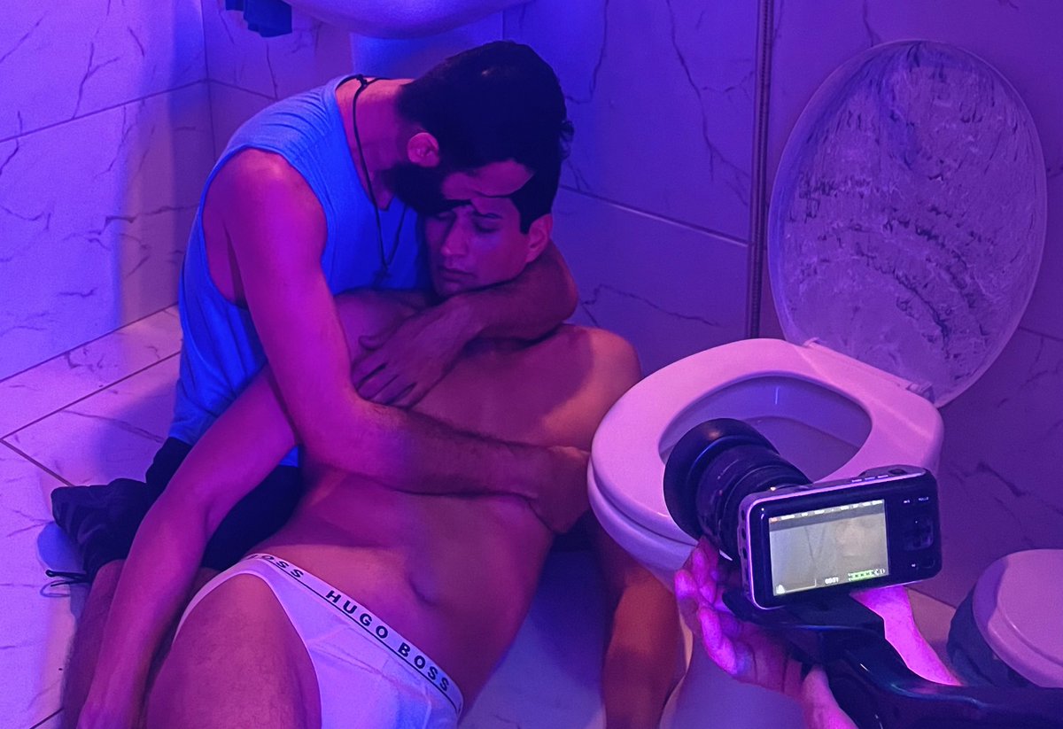 DanCastilhos's tweet photo. O lamento do irmão... Making Of da cena de #Cotidianos com referência à Pietá. https://t.co/QLPHWa1ezE