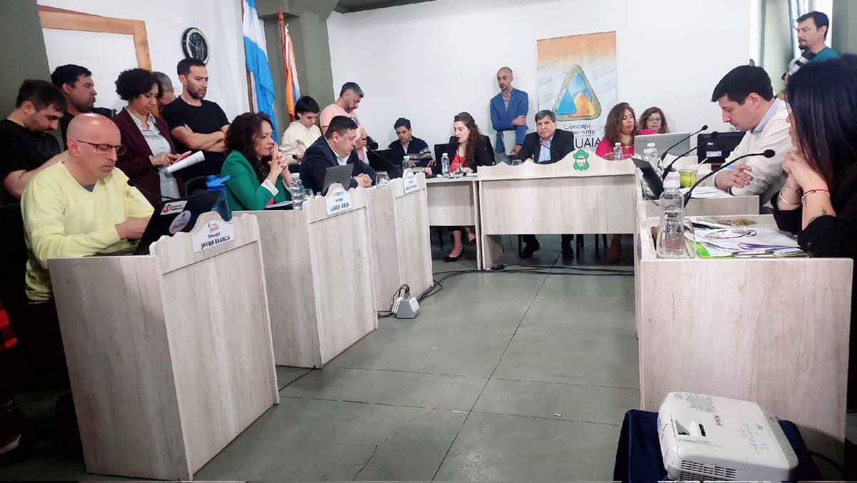 Gabi_DeLa_Vega's tweet photo. Junto a mis pares dimos inicio a la Novena y última Sesión Ordinaria en el Concejo Deliberante.  
Tratamos diferentes asuntos, entre otros,  proyectos de resolución y ordenanzas de los diferentes bloques, asuntos remitidos por el Ejecutivo Municipal... + 

#ConcejoDeliberante 
#NovenaYÚltima
#SesiónOrdinaria 
#MiCompromisoEsConVos