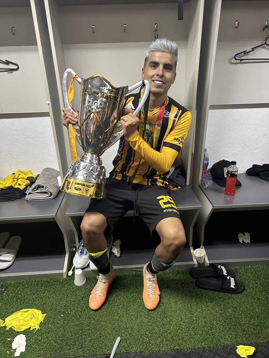 lopez_leo20's tweet photo. Nosotros siempre jugamos en serio 🥇🏆 vamooooooo tigreee https://t.co/w1o91LcFPB