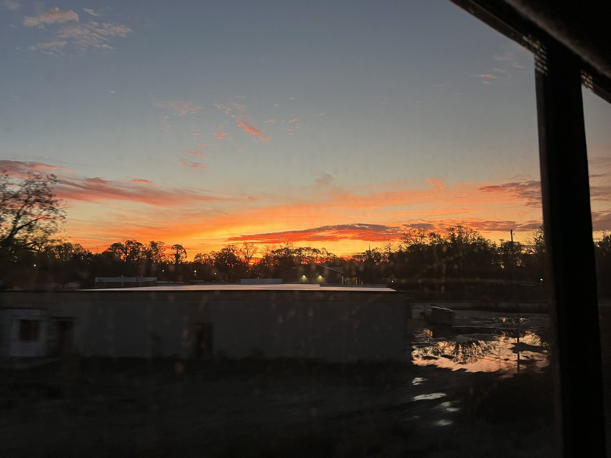 CLRadio's tweet photo. Sunrise over Florida as seen from the #autotrain https://t.co/w9x6P2ZNBL