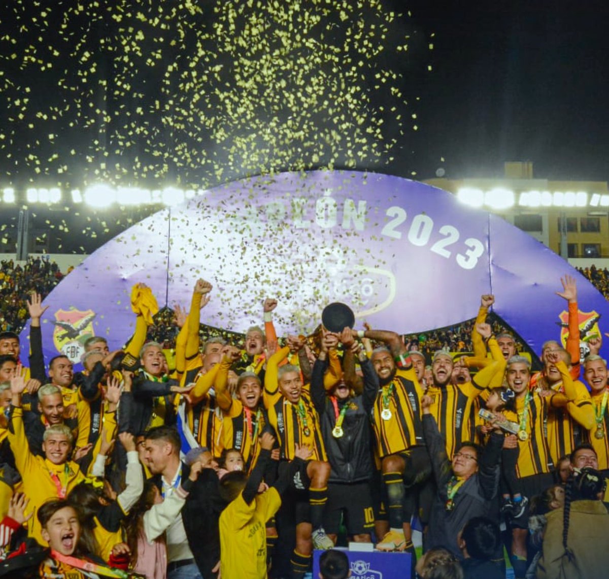 ¡<a href="/ClubStrongest/">Club The Strongest</a> levantó el trofeo en Bolivia! ¡Felicitaciones! 👏🇧🇴

#CreeEnGrande