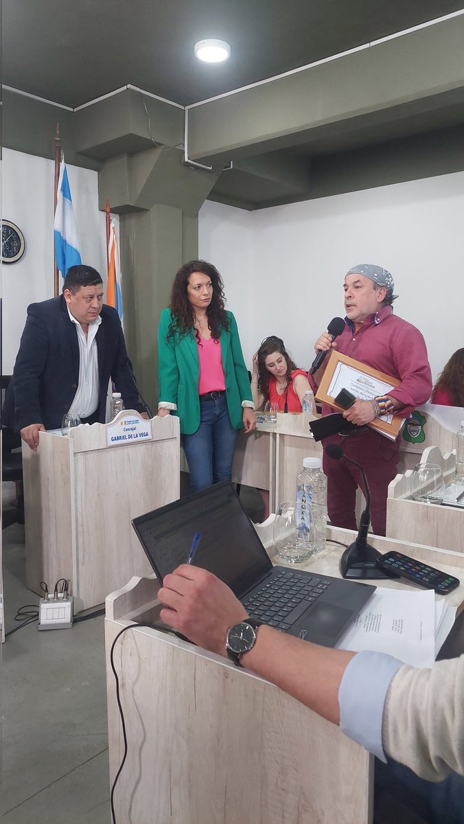 Gabi_DeLa_Vega's tweet photo. ... también escuchamos a los trabajadores y trabajadoras del volante, a las Cooperativas de Estacionamiento Medido. Entregamos distinciones a la Escuela Especial N° 1 - Kayú Chénén, y a vecinos y vecinas de nuestra querida ciudad. 

#TrabajadoresDelVolante
#Cooperativas #Distinciones 
#EscuelaKayú 
#VecinosYVecinas
#MiCompromisoEsConVos