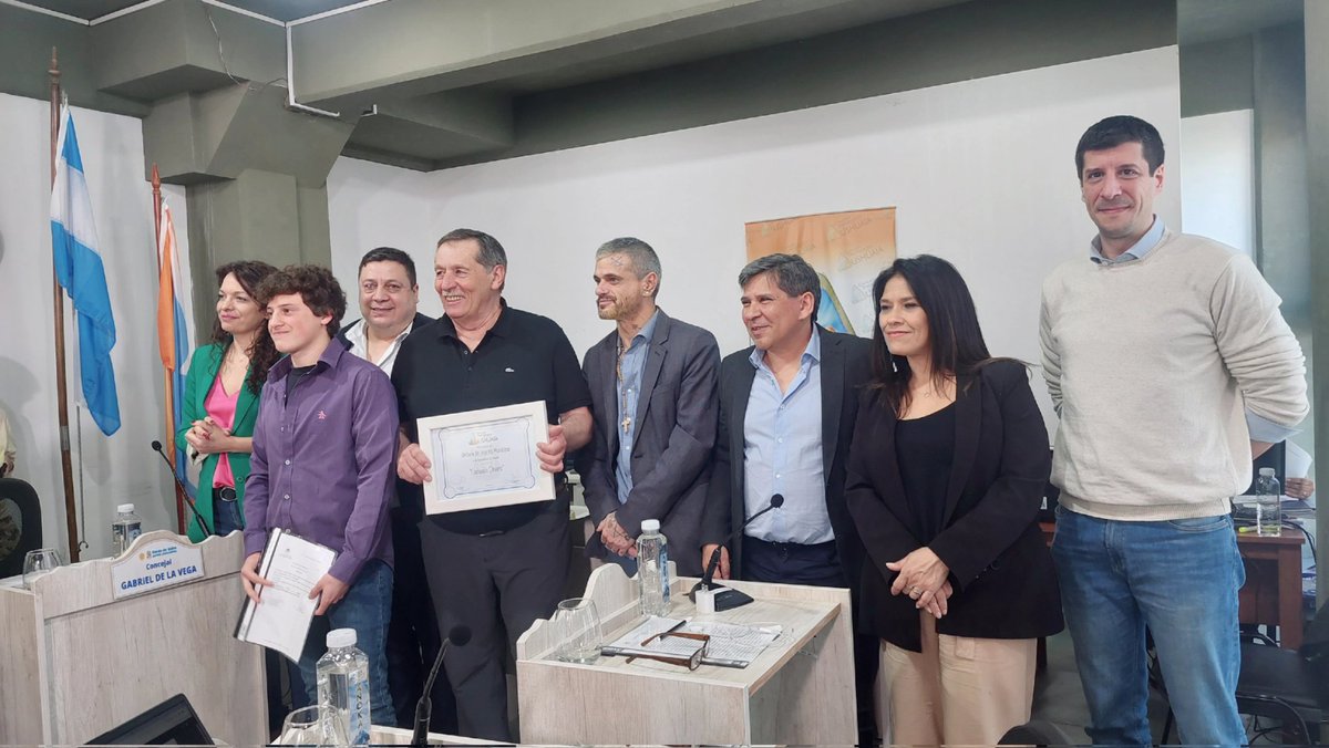 Gabi_DeLa_Vega's tweet photo. ... también escuchamos a los trabajadores y trabajadoras del volante, a las Cooperativas de Estacionamiento Medido. Entregamos distinciones a la Escuela Especial N° 1 - Kayú Chénén, y a vecinos y vecinas de nuestra querida ciudad. 

#TrabajadoresDelVolante
#Cooperativas #Distinciones 
#EscuelaKayú 
#VecinosYVecinas
#MiCompromisoEsConVos