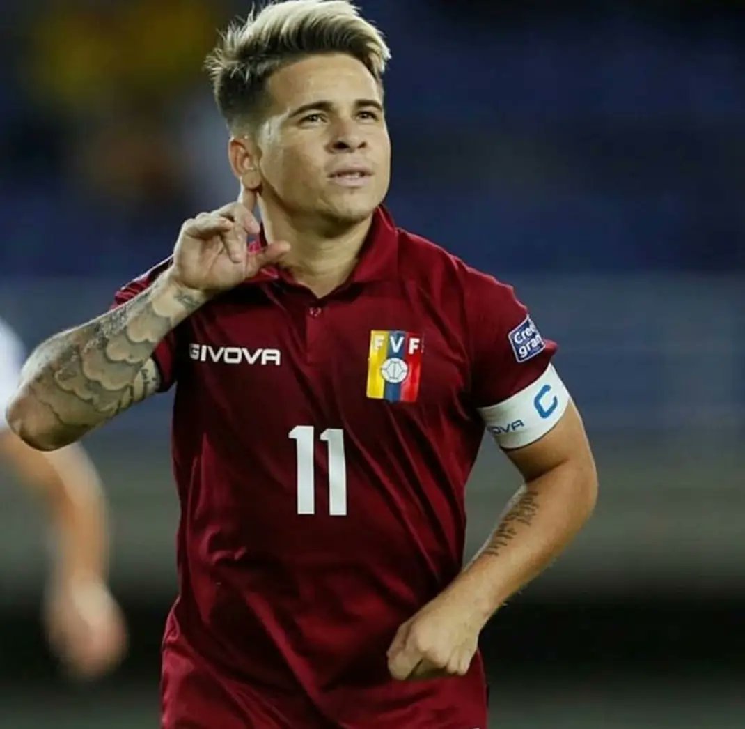 frabigol's tweet image. ✅️ Mide MENOS que el banderin de corner, ENANO como MESSI
✅️ JOGA BONITO Y SE COGIÓ A BOCA
✅️ Sus hijos SON HINCHAS DE RIVER
✅️ Acaba de DESCENDER el Santos y si lo llaman lo traemos por DOS PESOS
✅️ Es AMIGO PERSONAL de Rondon

Yeferson Soteldo TIENE QUE JUGAR EN RIVER