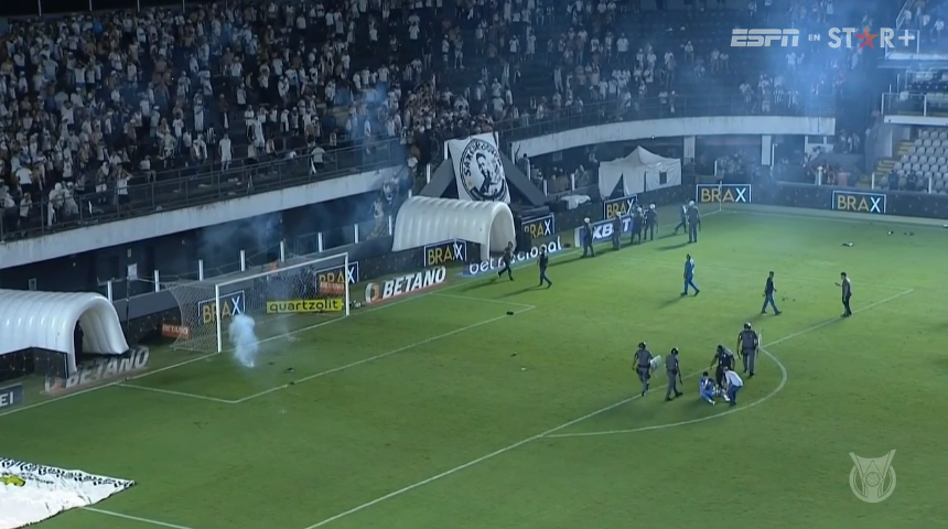 Descendió el Santos de local y los hinchas le pegaron a sus jugadores y casi incendian su propio estadio

No hay nada peor que descender
