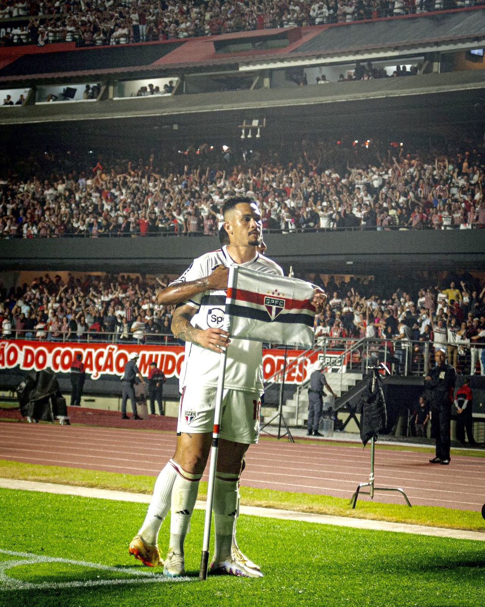 spfcestatistica's tweet photo. Luciano alcançou hoje a marca de 40 GOLS atuando no Morumbi.

É o 3° MAIOR artilheiro do Morumbi no século.

😃🤙🏻 https://t.co/DqJPFYW8oH