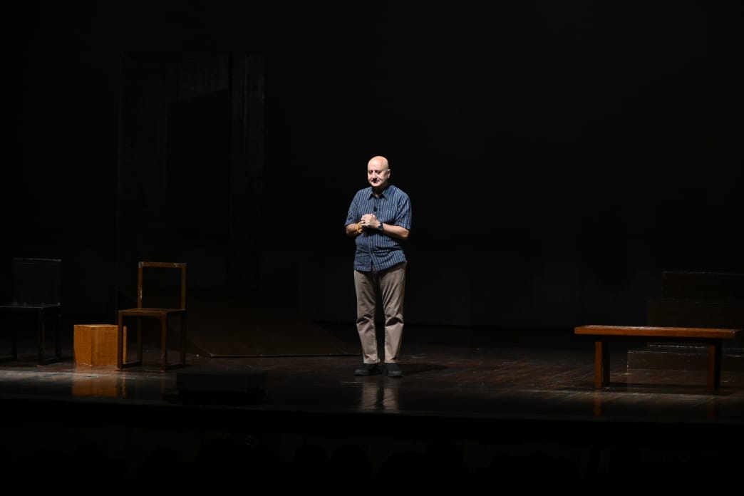 Shri Anupam Kher, noted Indian Film Industry actor, recipient of Padma Shri and Padma Bhushan, performed his critically acclaimed play 'Kuch Bhi Ho Sakta Hai' for the Naval fraternity as part of ongoing #NavyWeek celebrations on 05 Dec. 
@AnupamPKher  
@Indiannavy