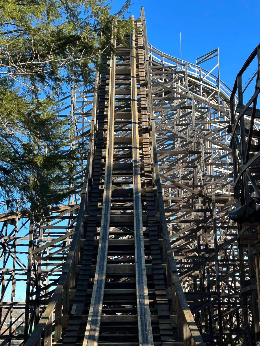 coasterchitchat's tweet photo. Take an up-close look at the newly added vertically stacked Engineered Precut Track from @thegravitygroup on the main drop of Excalibur at @funtownusa!

📸 Cory Cormier

#funtownsplashtownusa #funtown #thegravitygroup #coasterchitchat #rollercoaster #update #maine #newengland https://t.co/zVIvluuLOH