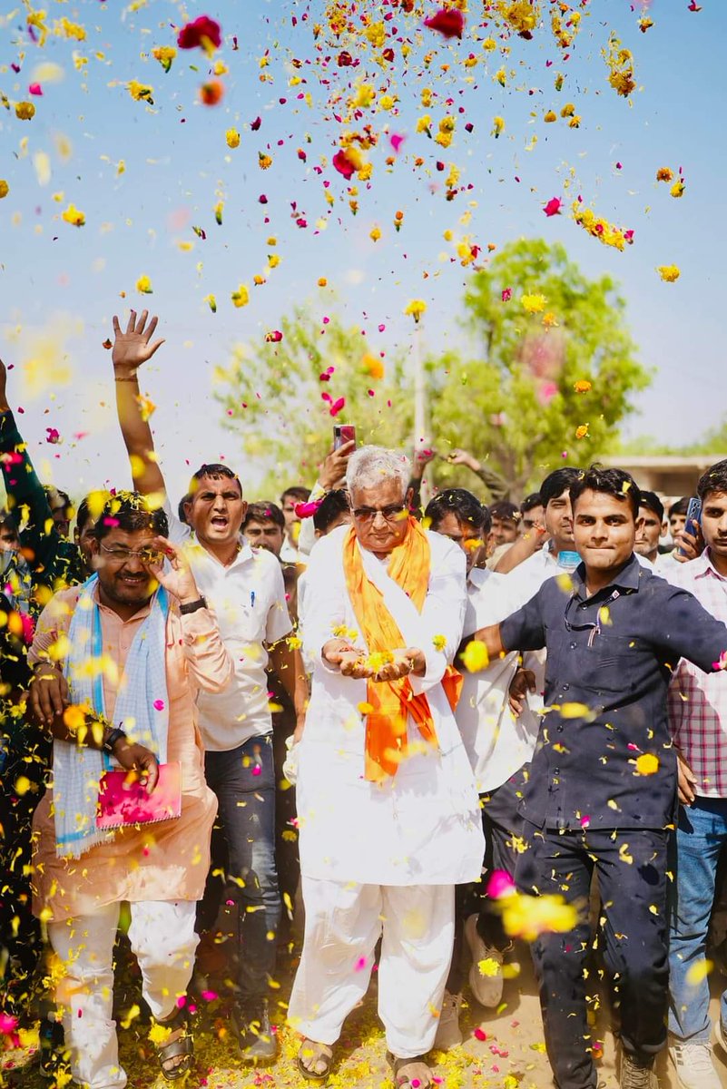 JemeshLuke's tweet photo. पूर्वी राजस्थान के इस बार पायलट किरोड़ी लाल मीणा बने हैं, सबसे बड़ी बात स्वयं और भतीजा भी जीत गया।।
इनका जीवन भी संघर्ष से भरा हुआ है, वफादार भी रहे हैं पार्टी के, पूर्वी राजस्थान के गुर्जर मीणा समाज के लिए बड़ी खुशी की बात होगी अगर ये सीएम बनते हैं तो।। #किरोड़ी_लाल_सीएम_बनाओ https://t.co/YrMjVzmy8Q