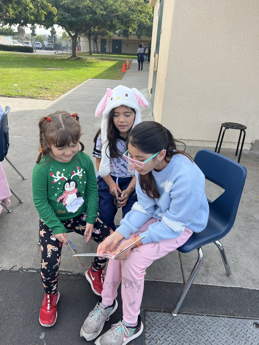 Loma Verde reading buddies! <a href="/CVESDNews/">CVESD News</a> <a href="/LomaVerdeSchool/">Loma Verde School</a> #lomalearns