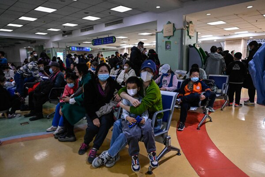 NewsBoxun's tweet photo. China is currently experiencing an outbreak of various respiratory diseases, including influenza, COVID-19, pneumonia, and other viral infections. As a result, hospitals are overwhelmed with patients, and there is a significant increase in the demand for testing kits. #Covid_19 https://t.co/mhJTOXZXks