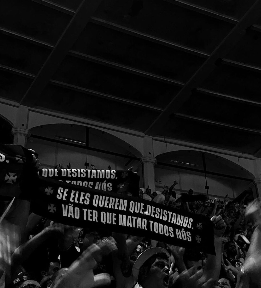 Alexsandercrvg's tweet photo. Para o Vasco que eu conheci, escapar do rebaixamento não passa de uma obrigação mínima.

Para o Vasco dos últimos anos e o que foi visto no primeiro semestre da temporada, foi um verdadeiro milagre, uma das maiores recuperações da história do futebol.

Para o Vasco do futuro, que seja o capítulo inicial de uma retomada, saindo de uma situação de adversidade para o caminho das glórias, que é o que merece a torcida vascaína, A Mais Leal do país.