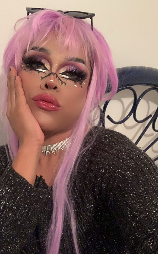 TuCostenitaFav's tweet photo. Hoy dije quiero ser MiraiNikki con matrioska de vocaloid y putona cladooo ๐
#rostro #DragFace #ballroomdrag #miraiNikkidrag https://t.co/9pUTbW0QcL