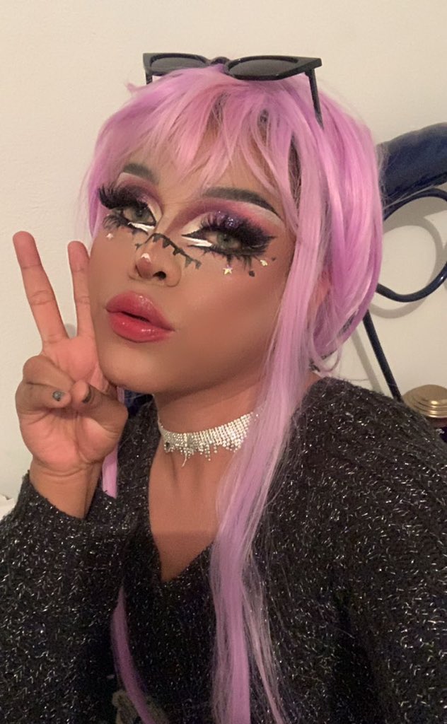 TuCostenitaFav's tweet photo. Hoy dije quiero ser MiraiNikki con matrioska de vocaloid y putona cladooo ๐
#rostro #DragFace #ballroomdrag #miraiNikkidrag https://t.co/9pUTbW0QcL