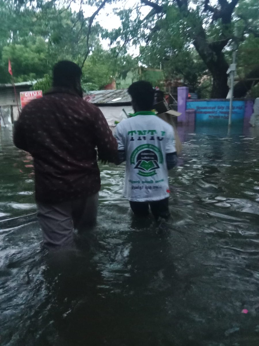 tntjho's tweet photo. Tntj வடசென்னை மாவட்டம் மிண்ட் கிளை சார்பாக 210 நபர்களுக்கு  மெழுகுவத்தி, கொசுவத்தி பாக்கெட், பிஸ்கட் கொடுக்கபட்டது. அல்ஹம்துலில்லாஹ்

#chennaicyclone 
#CycloneMichaung 
#TNTJ_SocialActivities https://t.co/nJqjBts5L9