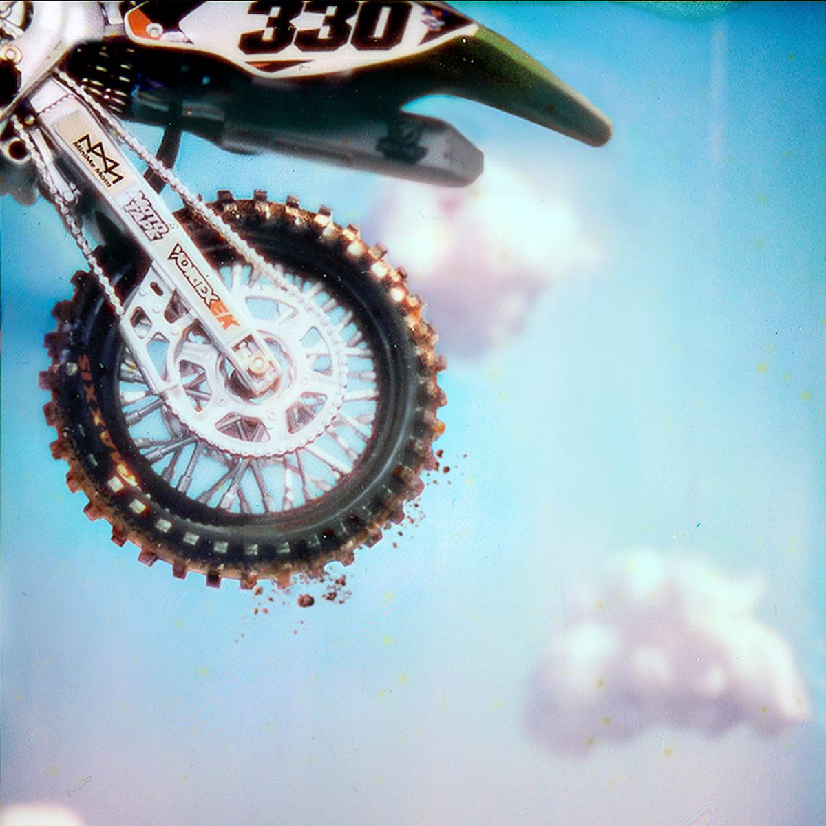 gothamhiphop's tweet image. Actor Ebon Moss-Bachrach (The Bear, Andor, The Punisher) named Paris Texas’s album ‘Mid Air’ as one of his Top 5 Favorite Things of 2023 👀

“That record, from the first second, just grabs you…If you have ears and a pulse, blood in your veins, it's just an undeniably incredible…