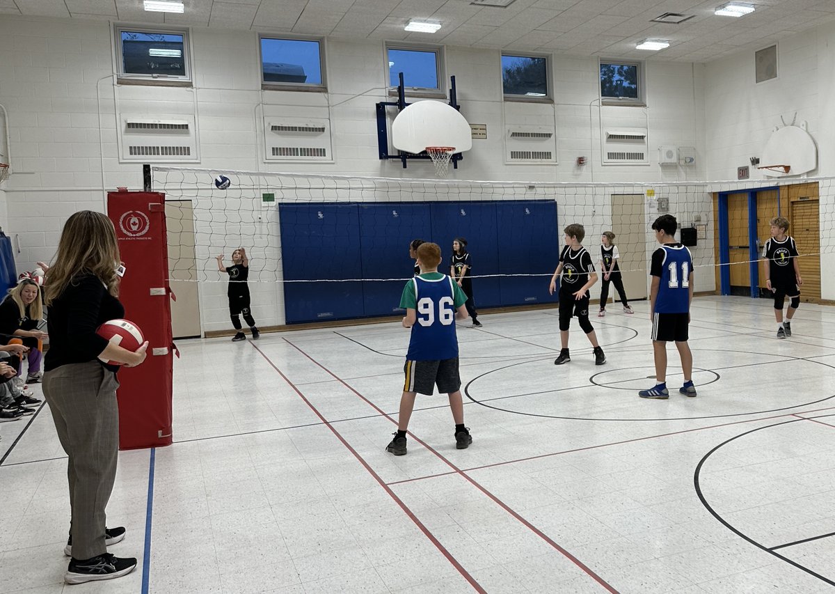 BrockMsSamuel's tweet photo. Another exhibition game for @TDSB_BrockPS This time our junior boys volleyball team was in action. We had so much fun! Our awesome community coach is the best! 🖤💛🏐⚡️💛🖤 https://t.co/yd5NDYNcB0