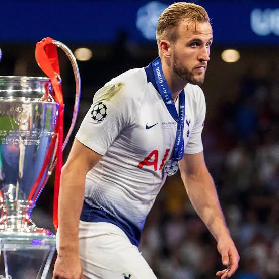 Na carreira profissional:

🇧🇷 Endrick (17 anos):
🏟 62 jogos
⚽️ 17 gols
🏆 4 títulos

🏴󠁧󠁢󠁥󠁮󠁧󠁿 Harry Kane (30 anos):
🏟 607 jogos
⚽️ 380 gols
🏆 0 título

Doideira.