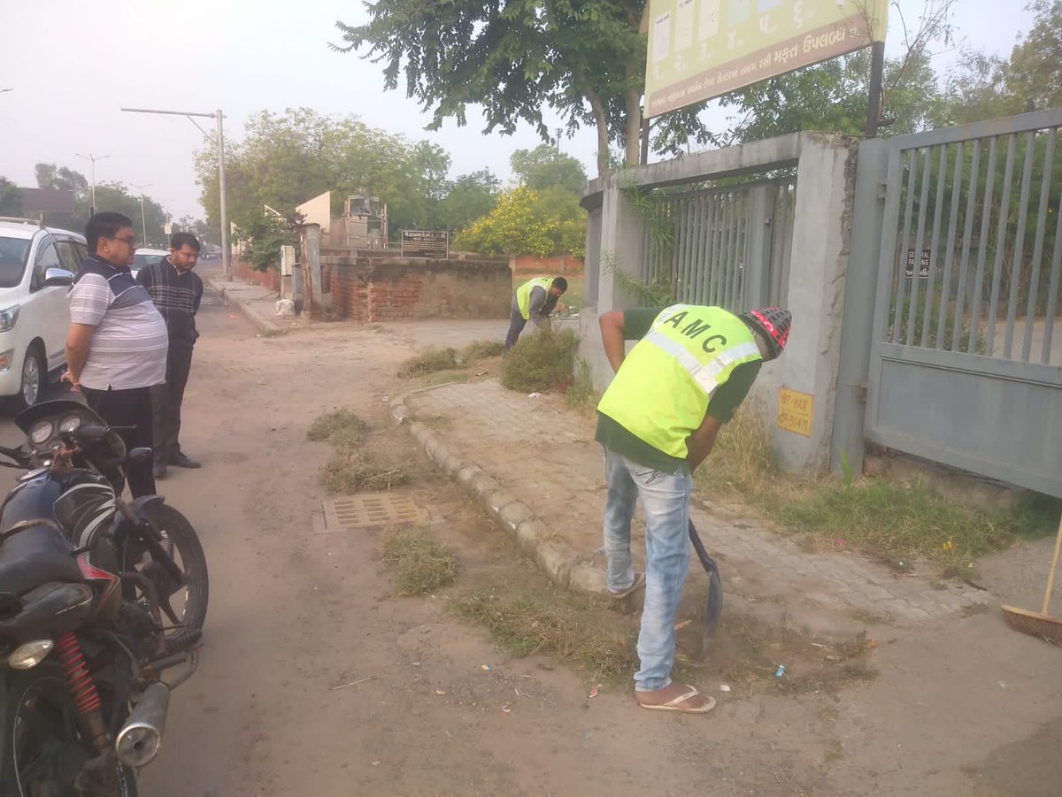 Divyeshbpatel25's tweet photo. Grass removal work on Malav Talav to Aayojannagar Road, Vasna checked by DyMC i k patel Sir and gave necessary instructions.
#AMC #SwachhAmdavad #SwachhGujarat2023 #MyCityMyPride
@AmdavadAMC 
@CMOGuj 
@DyMC_WZ 
@PratibhaJainBJP 
@AMCommissioner https://t.co/7Nfi7sVEiU