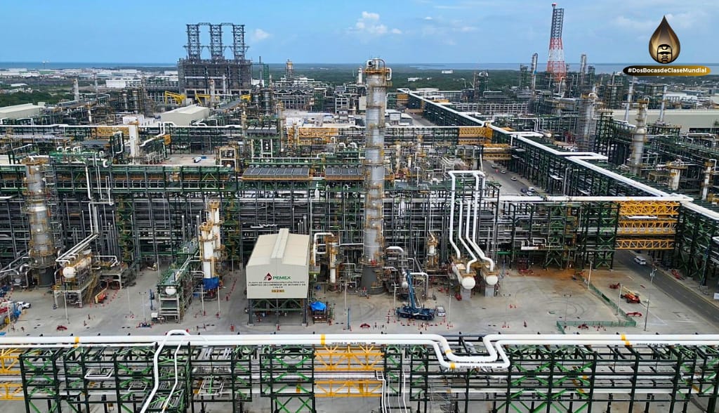 RefineriaDosBoc's tweet photo. Aspecto de la Planta de Desintegración Catalítica cuya función es procesar gasóleo y maximizar la producción de gasolina. Atrás de ésta se observa la Planta Coquizadora y a un costado la torre de desfogue. Avanzamos en las operaciones de la refinería. #DosBocasdeClaseMundial https://t.co/qNYjjEgZf7