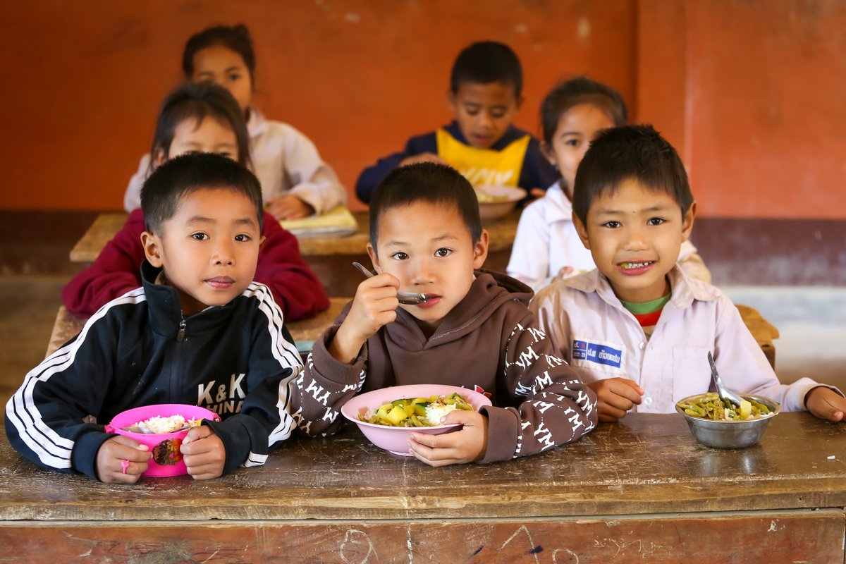 Good discussion w/H.E. Assoc.Prof.Dr.Phout Simmalavong, Min of Edu& Sports, about future of #schoolmeals 🥣in #Laos🇱🇦. Economic challenges ➡️ increasing school drop outs ➡️school meals more essential than ever to keep kids in school&improve #nutrition. @cidcaofficial