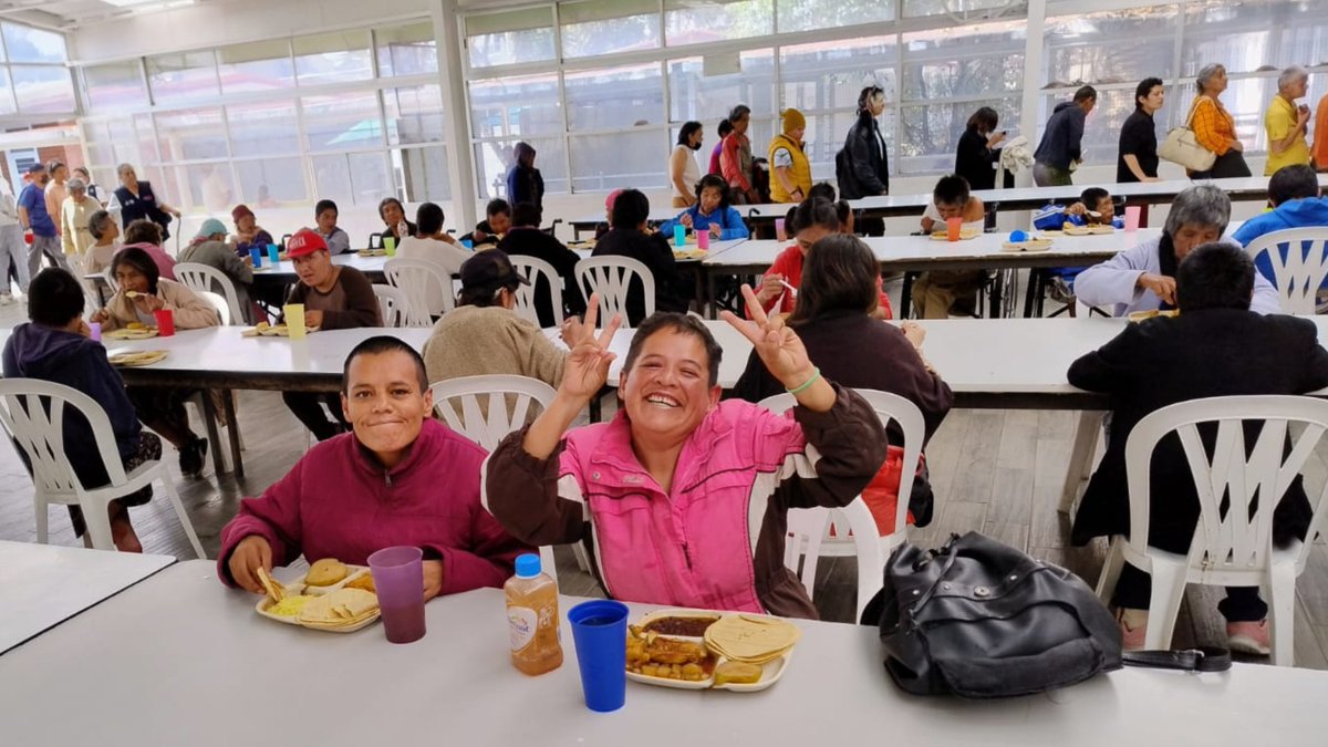 CDMX_IAPP's tweet photo. ¡Alimentación balanceada!🥦
Gracias al #EquipoDeCocina y Nutrición del #IAPP, en la #RedDeAlbergues de la @CDMX_SIBISO, garantizamos el derecho a la alimentación y salud de las y los residentes.😉
#GobiernoConAcentoSocial https://t.co/iAWyjZrbuZ