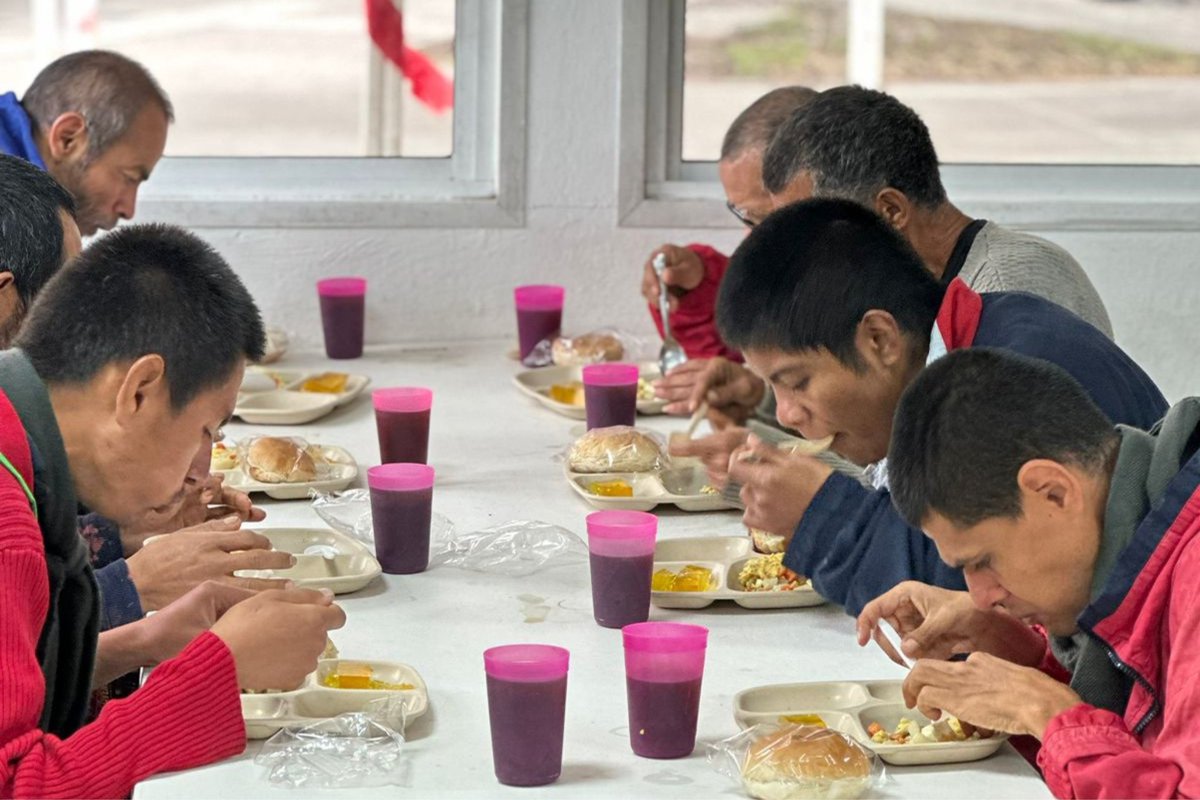 CDMX_IAPP's tweet photo. ¡Alimentación balanceada!🥦
Gracias al #EquipoDeCocina y Nutrición del #IAPP, en la #RedDeAlbergues de la @CDMX_SIBISO, garantizamos el derecho a la alimentación y salud de las y los residentes.😉
#GobiernoConAcentoSocial https://t.co/iAWyjZrbuZ