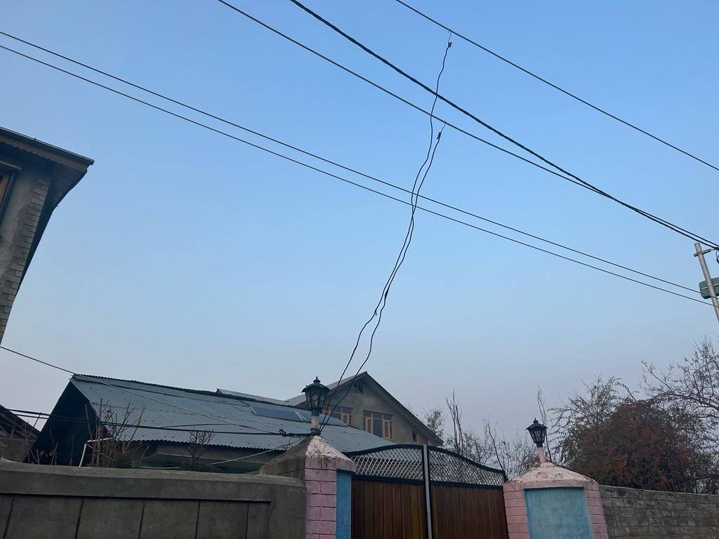 kpdcloffice's tweet photo. KUCH TO NIGAHON KO HIJAB DIJIYE!
We are fighting General Winter, ...also 'General Hooks' & 'General Boilers'.  
With genuine consumers on our side, #KPDCL will surely win. 
@diprjk @OfficeOfLGJandK @Raj576113 @mussarat_zia