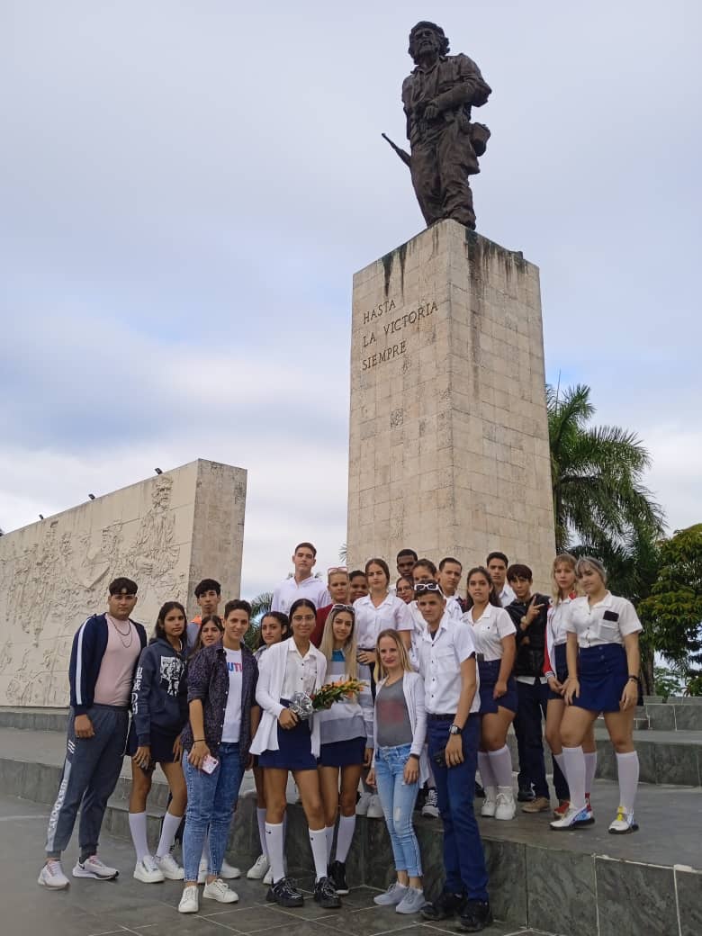 FEEMVC's tweet photo. Hoy fue un día de alegrías y victorias, un día que hizo estremecer al estudiantado de la enseñanza media. 
#53FEEM 
#MásFirme 
#MásDura 
#MásRevolucionaria https://t.co/prMa1r7Bfc