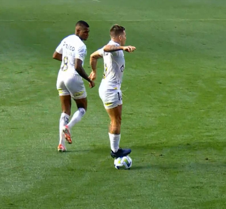 humoresportivo's tweet photo. Vegetti, atacante do Vasco, pisa na bola em provocação a Soteldo após o rebaixamento do Santos

MITOU! HAHAHAHAHAHAHAHAHA https://t.co/zzWwxjHYYA