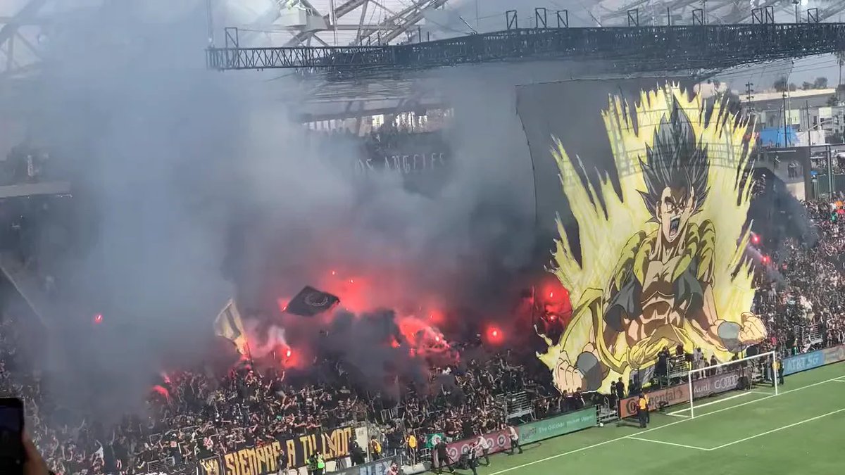 HaFoSaFo's tweet photo. 3252 used flares in MLS Cup last year and MLS promoted the fuck out of the scene. Insane mixed messages from the league. https://t.co/yuONHXHfKX