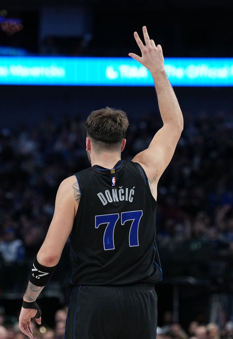 TheDunkCentral's tweet photo. Luka Doncic through 3 quarters: 

40 points 
10 rebounds 
11 assists 
14/25 FG
6/12 3PT https://t.co/N9lJY9s2Di