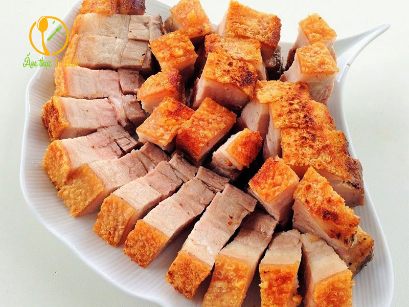 Trung__Thong's tweet photo. HÔM NAY EM XẼ  HƯỚNG DẪN CÁC BÁC LÀM MÓN THỊT BA CHỈ ÁP CHẢO THƠM NGON KHÔNG GÌ BẰNG , CÁC BÁC THẤY HAY THÌ VUI LÒNG ỦNG HỘ EM 1 🐬🐬🐬.
****Chuẩn bị nguyên liệu làm thịt ba chỉ áp chảo cho 4 người ăn :
- 500g thịt ba chỉ
- 2 thìa canh dầu hào
- 1 gói ngũ vị hương
- Vài nhánh tỏi
- Vài nhánh hành khô
- Dầu vừng: 1 thìa cà phê
- Hạt nêm
- Ớt bột (có thể có hoặc không)
****Cách làm :
Sơ chế nguyên liệu làm thịt ba chỉ áp chảo:
–    Hành, tỏi bóc vỏ, băm nhuyễn.
– Thịt ba chỉ trần qua nước sôi, rửa sạch. Dùng tăm nhọn hoặc kim chọc quanh bề mặt thịt.
– Ướp thịt với hành, tỏi dầu vừng, dầu hào, ớt bột, ngũ vị hương, 3 thìa cà phê hạt nêm rồi để thịt vào ngăn mát tủ lạnh khoảng 2 tiếng cho thịt ngấm gia vị.
****Các bước làm thịt ba chỉ áp chảo:
Bước 1: Lấy thịt ra, vuốt các gia vị trên bề mặt thịt cho khỏi bị cháy khi rán.
Bước 2: Cho 1 chút dầu ăn vào chảo đun nóng rồi cho thịt vào.
Trước tiên để lửa vừa cho thịt chín đều, nếu có vung thì đậy kín vung cho thịt chín, lật hai mặt để tránh thịt cháy. Dùng đũa xâm thấy thịt mềm và dễ xâm là thịt chín.
Bước 3: Khi thịt chín, cho lửa to để thịt vàng, cháy cạnh cho vỏ ngoài khô giòn rồi tắt bếp.
***Đem thịt ra thái mỏng và xếp ra đĩa.