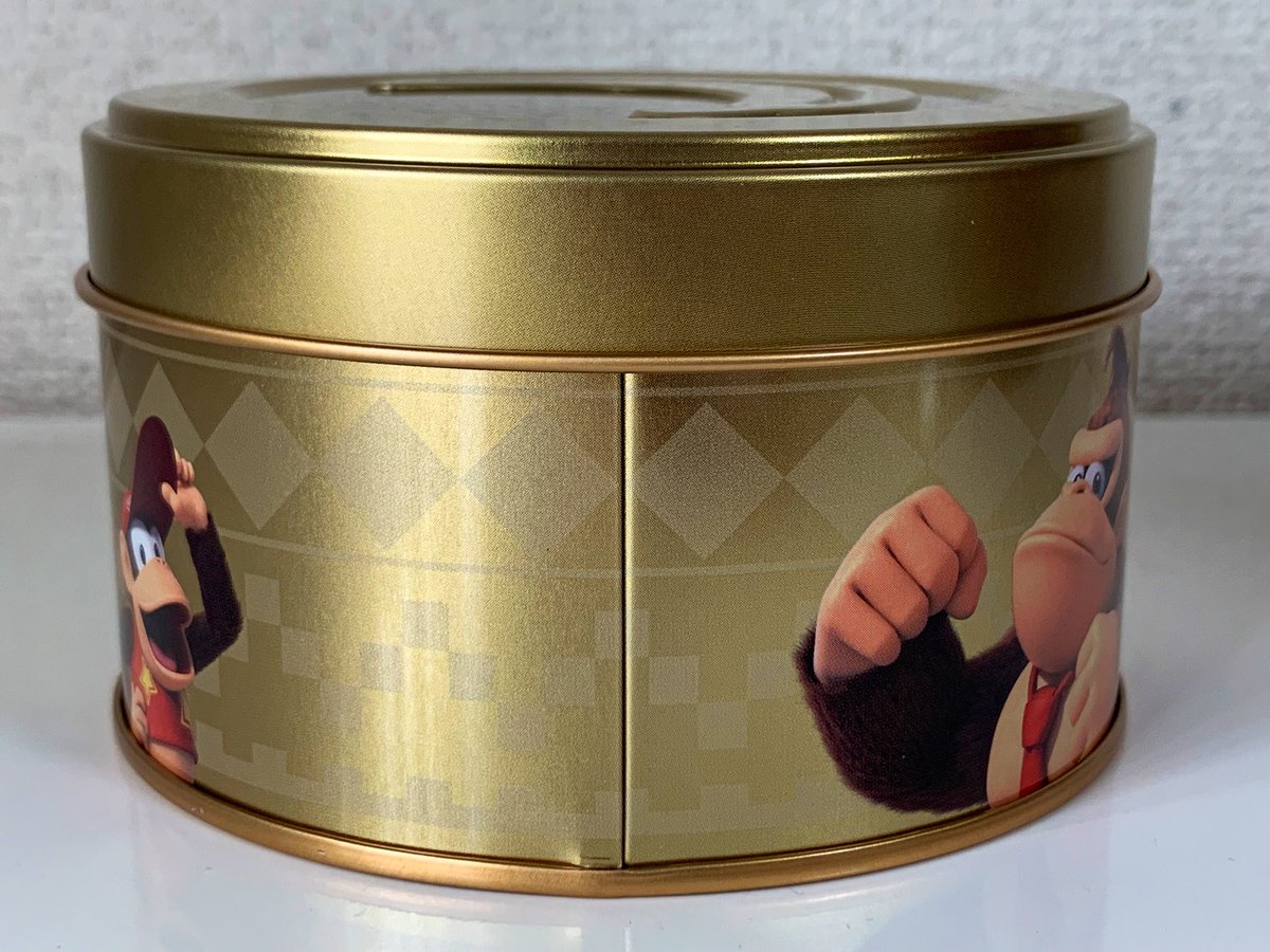 そして昨日先行発売されたUSJドンキーコンググッズより、DKバレル型アソートスナックとバナナコイン型アソートスイーツを購入しました。中のコイン 型チョコが可愛くて、剥がすのが少し勿体ないですね。DKバレルは貯金箱としても使えます。結構大きめなのでかなり貯まり ...