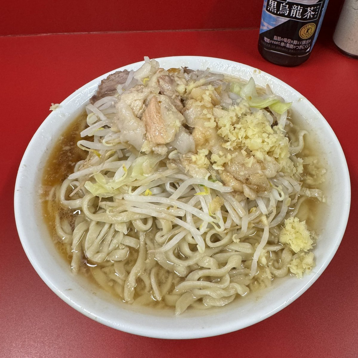 DJ_KINTORE's tweet photo. ラーメン二郎　大宮公園駅前店
小ラーメン　野菜少なめ　アブラカラメショウガ
麺半分にするの忘れて頭がおかしくなっちゃうよ！ https://t.co/Q95vrj5EDu