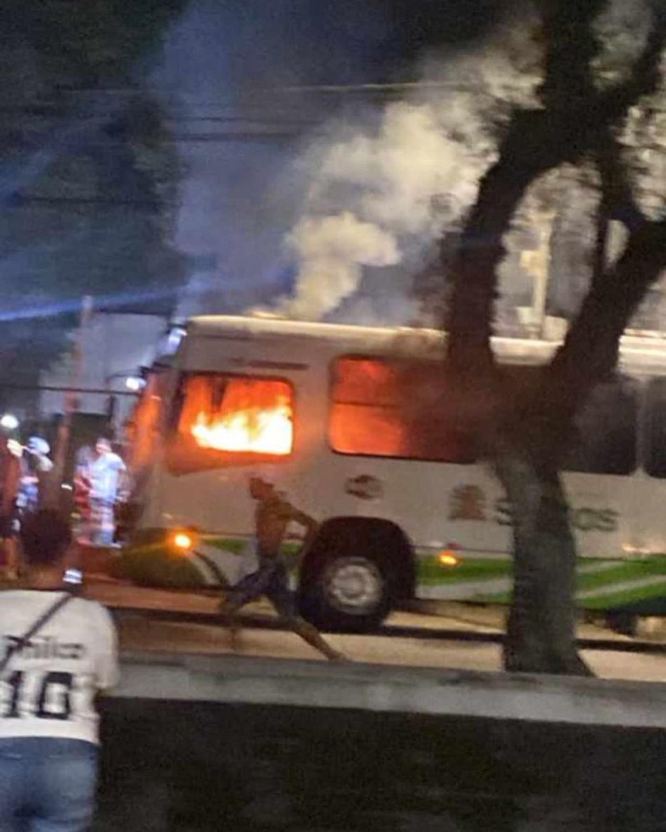 UtilFutile's tweet image. Clima muito tenso em Santos, estão colocando fogo em carros, ônibus e até na Vila Belmiro