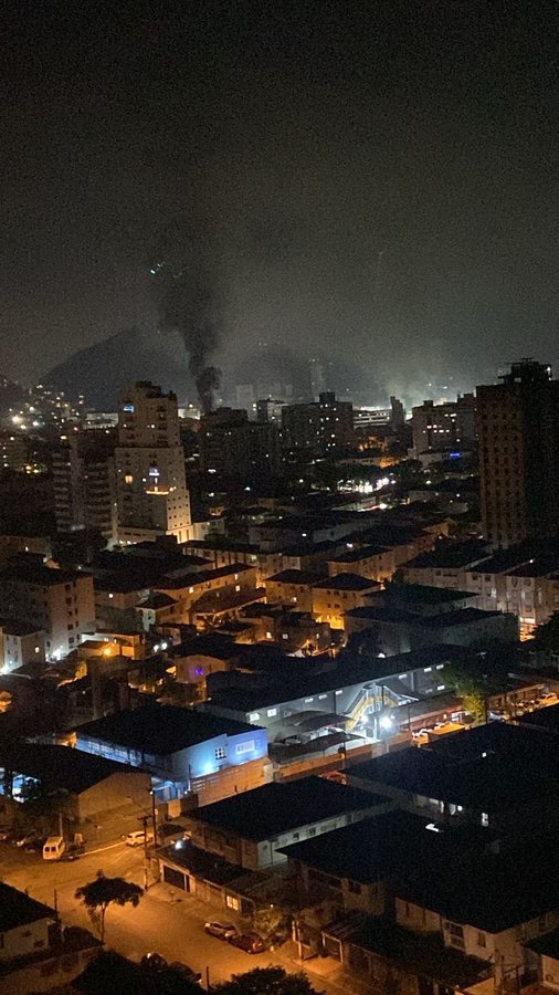 UtilFutile's tweet image. Clima muito tenso em Santos, estão colocando fogo em carros, ônibus e até na Vila Belmiro