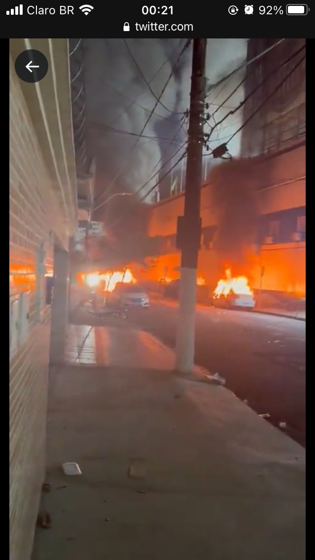UtilFutile's tweet image. Clima muito tenso em Santos, estão colocando fogo em carros, ônibus e até na Vila Belmiro