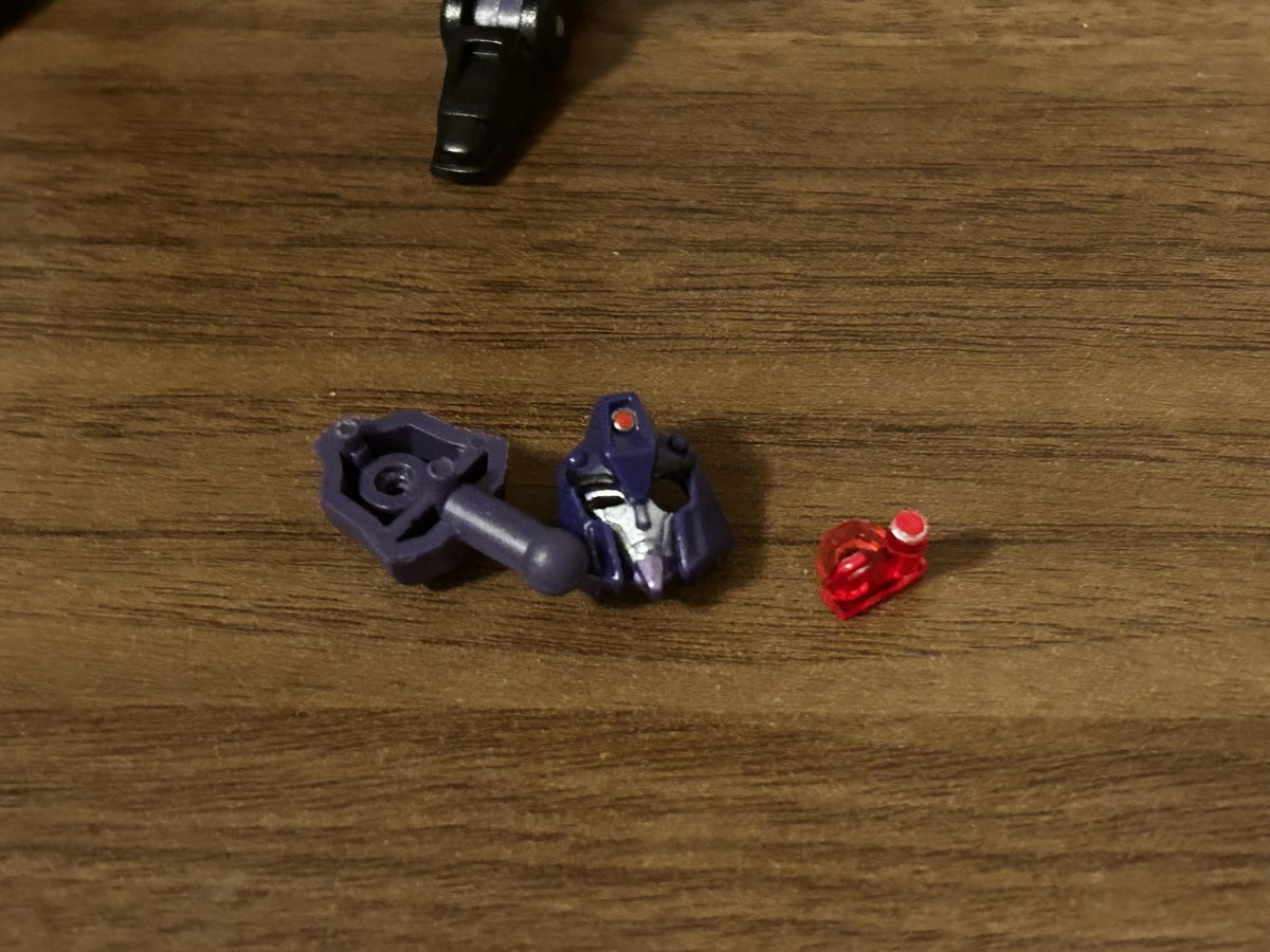 SoupCt123's tweet photo. Legacy Shadow Striker is even more infuriating in person.

It’s like the sexist incel that designed it KNEW that the only good part was the head, and intentionally made it incompatible with any figure that actually looks like her. 

And painted-over light piping. https://t.co/ln4ouWGEMC