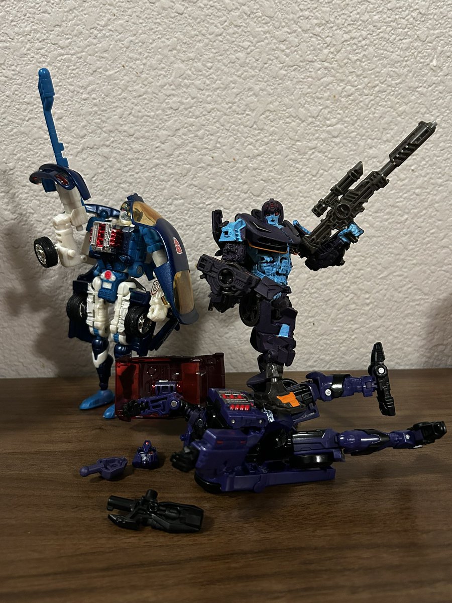 SoupCt123's tweet photo. Don’t even talk to me about it being a “mesh of her original incarnation and her cyberverse one” 

It SAYS CYBERVERSE on the box, yet when you remove the head, she has NO RESEMBLENCE TO HER ONLY GOOD INCARNATION

That botcon shit is only liked because it’s rare and obscure https://t.co/YKWBXGKnrB